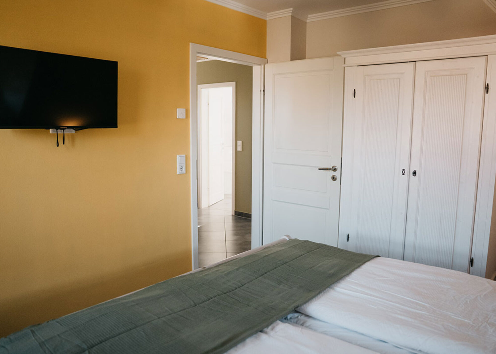 rerik-ferienhaus-traumfaenger-schlafen-og-2-tv-akzentwand_w rerik-ferienhaus-traumfaenger-schlafen-og-2-tv-akzentwand_w